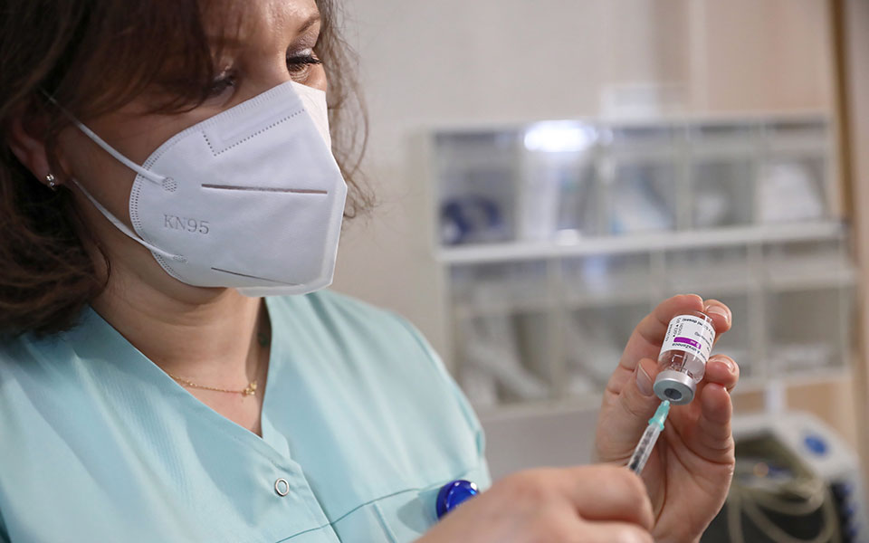 άνω-κάτω-με-το-εμβόλιο-της-astrazeneca-561322525