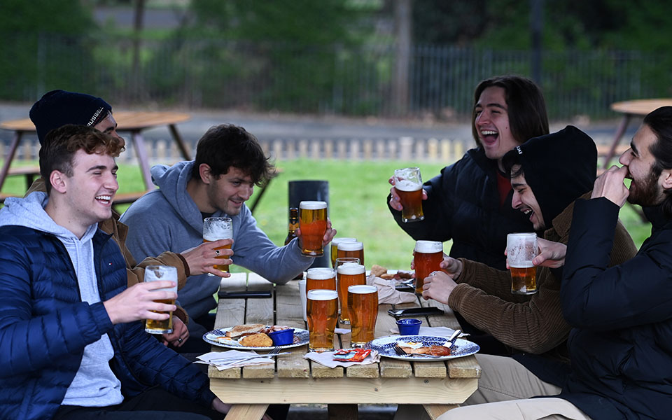 Μπίρα, κομμωτήριο και ψώνια: Η πρώτη μέρα ανοίγματος στη Βρετανία (φωτογραφίες)-4
