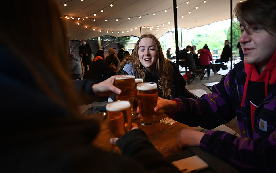 Μπίρα, κομμωτήριο και ψώνια: Η πρώτη μέρα ανοίγματος στη Βρετανία (φωτογραφίες)-1