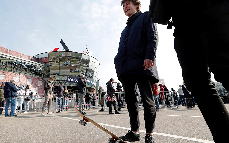 Λετονία: Ουρές από 30άρηδες για ένα εμβόλιο της AstraZeneca-2