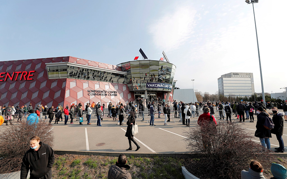 λετονία-ουρές-από-30άρηδες-για-ένα-εμβό-561333265