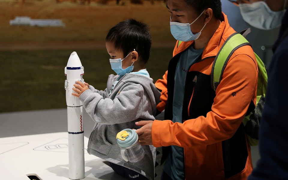 H Κίνα έθεσε σε τροχιά ρομπότ ικανό να συλλέγει διαστημικά σκουπίδια-1