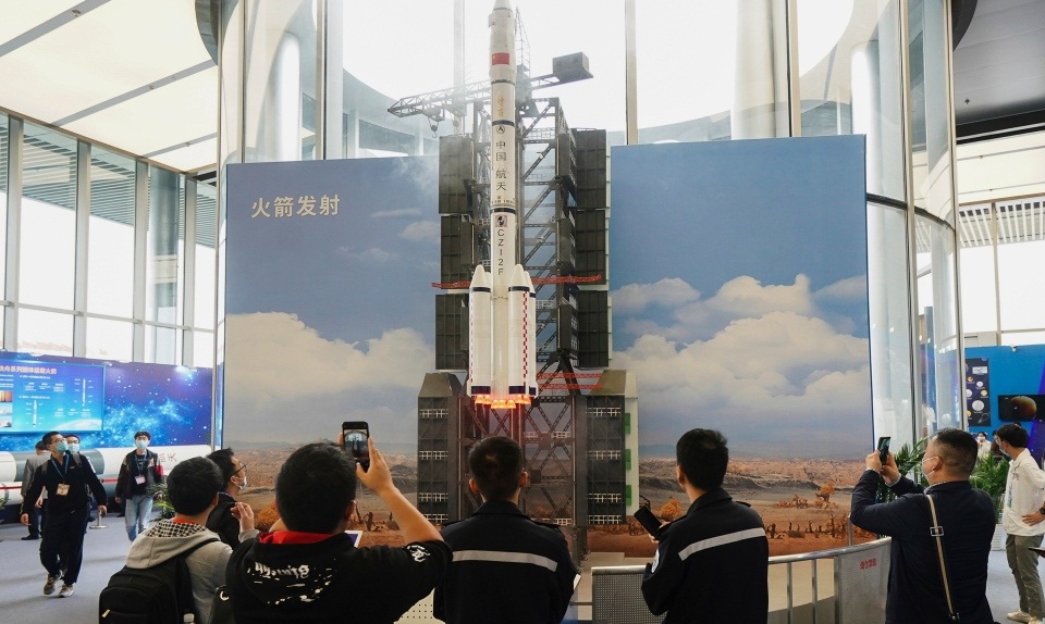 h-κίνα-έθεσε-σε-τροχιά-ρομπότ-ικανό-να-σ-561345931