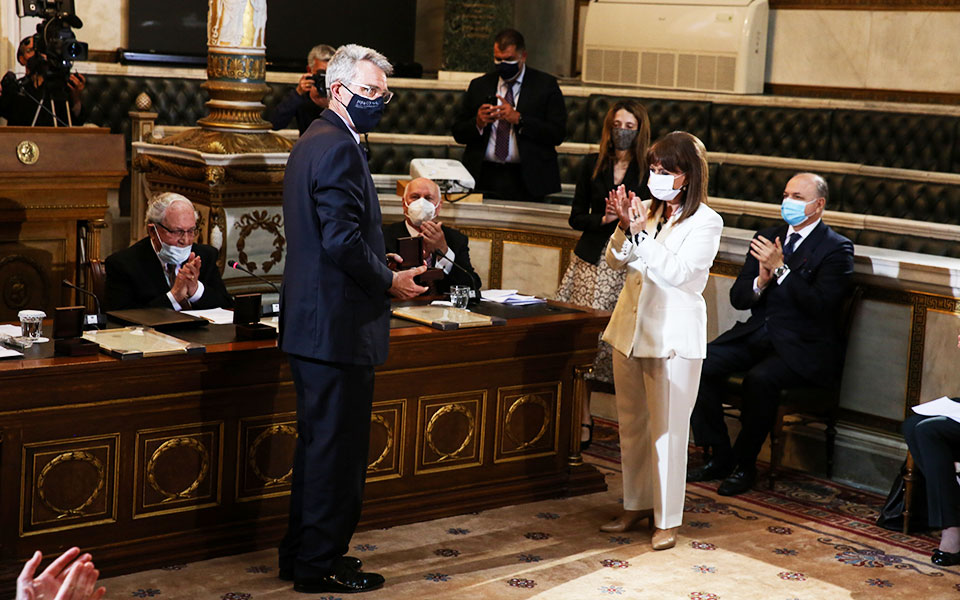 το-διεθνές-βραβείο-lord-byron-σε-τρεις-φιλέλ-561348223