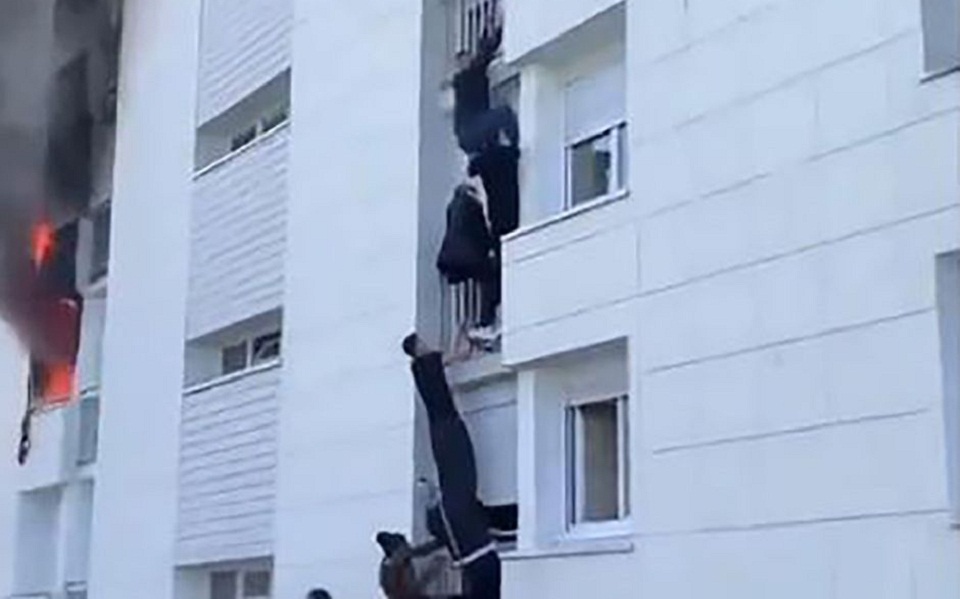 περαστικοί-σώζουν-οικογένεια-από-φλε-561314146