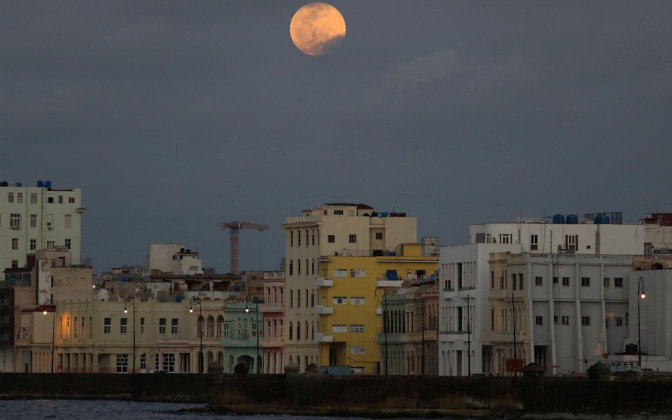 Η Ροζ Πανσέληνος φθάνει απόψε στο μαγευτικό αποκορύφωμά της (εικόνες)-8