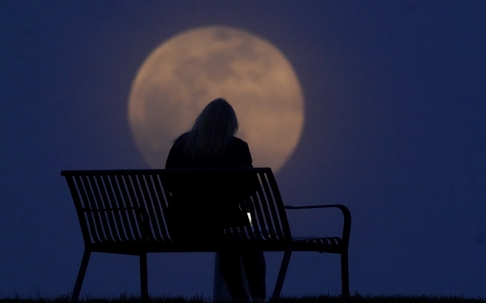 Η Ροζ Πανσέληνος φθάνει απόψε στο μαγευτικό αποκορύφωμά της (εικόνες)-10