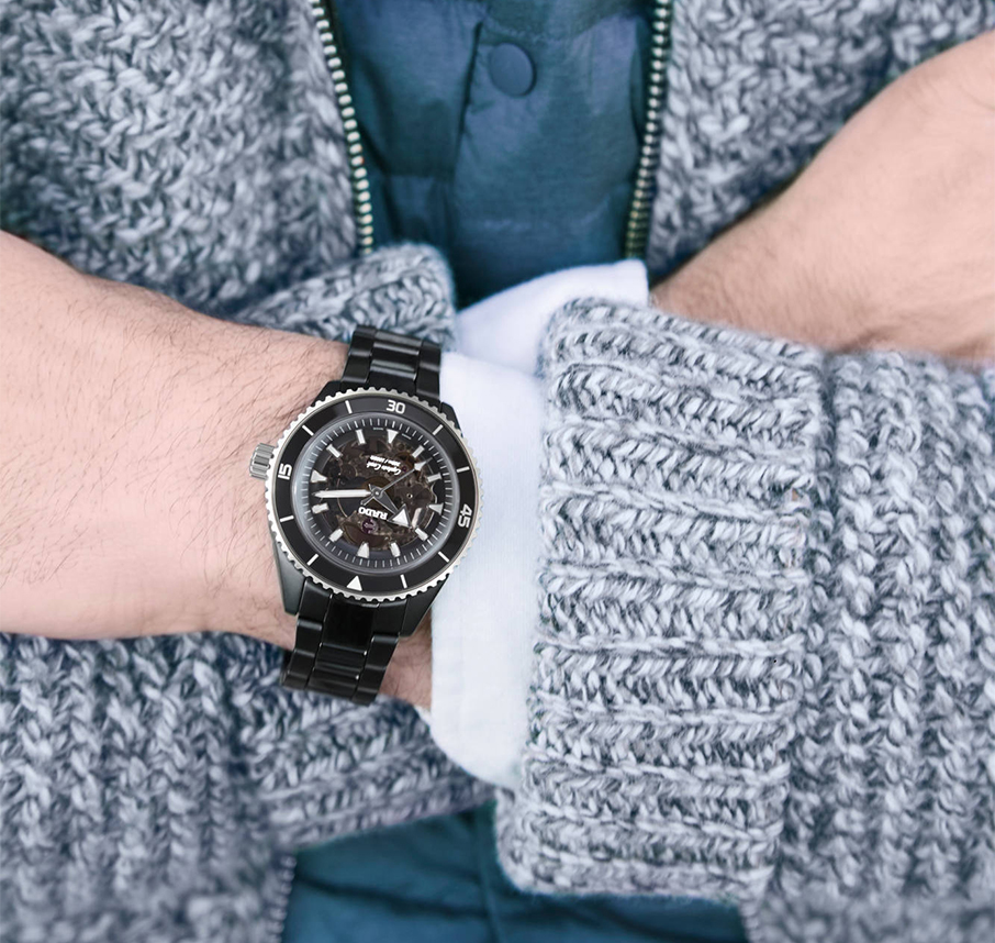 Ποιο αγαπημένο υλικό της RADO ντύνει το νέo Captain Cook;-9