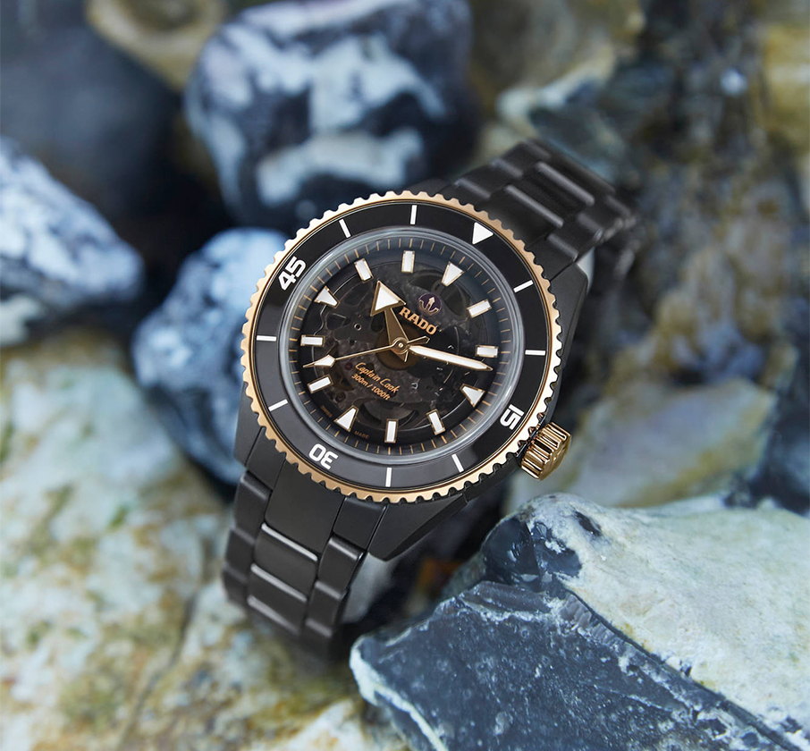 Ποιο αγαπημένο υλικό της RADO ντύνει το νέo Captain Cook;-1