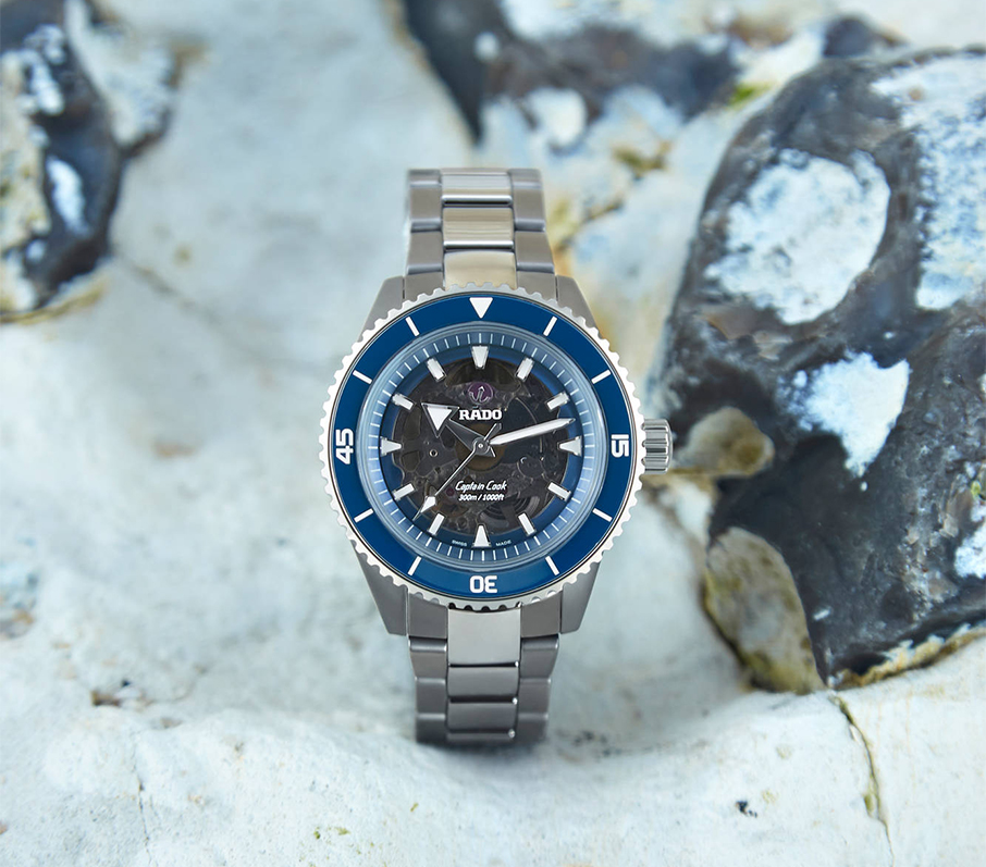 Ποιο αγαπημένο υλικό της RADO ντύνει το νέo Captain Cook;-2