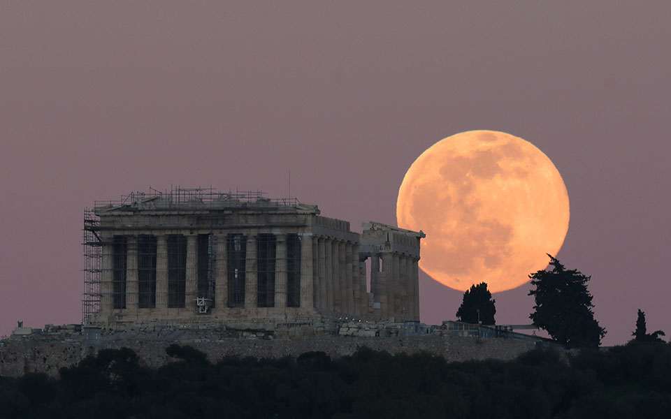 reuters-η-ελλάδα-εξετάζει-την-έκδοση-δύο-ακό-561349075