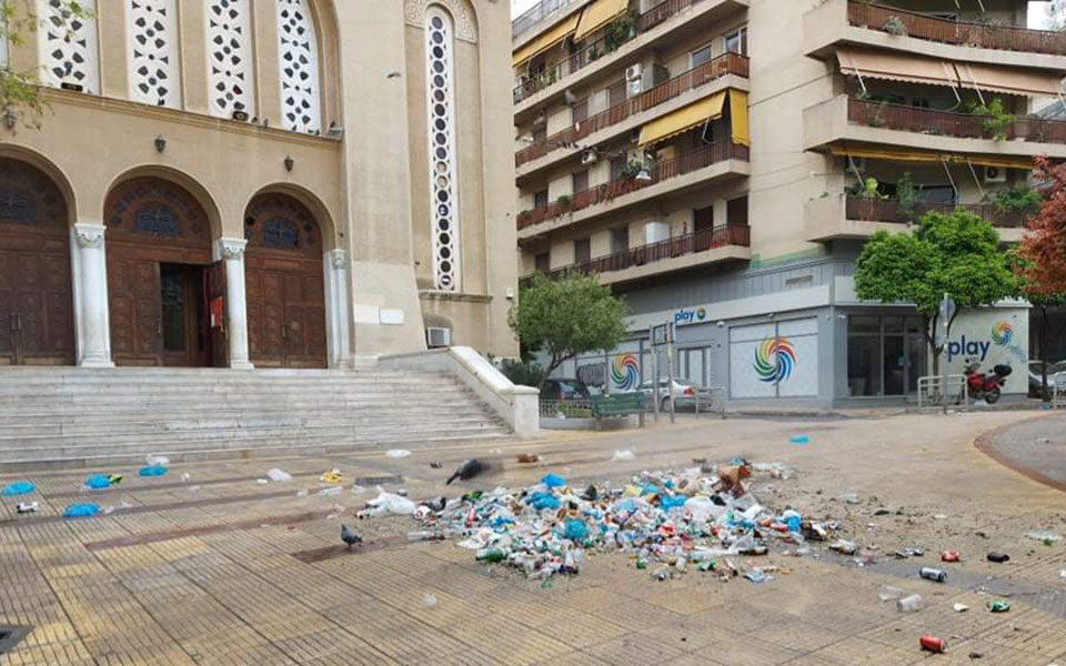 Πλατεία Αγίου Γεωργίου: Μαζεύτηκαν 50 σακούλες με σκουπίδια-2