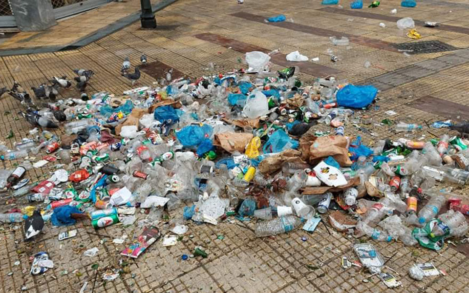 Πλατεία Αγίου Γεωργίου: Μαζεύτηκαν 50 σακούλες με σκουπίδια-1