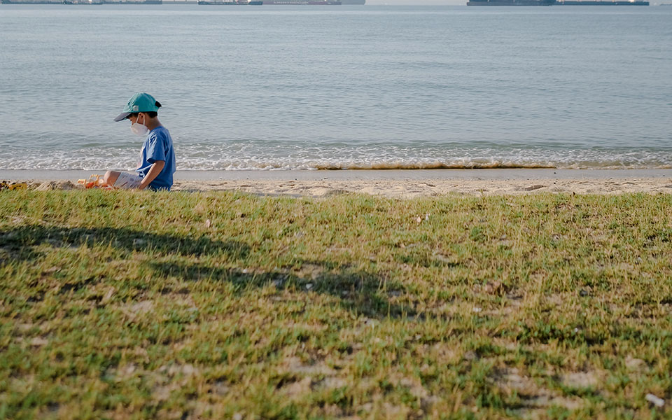 μάσκα-σε-εξωτερικούς-χώρους-διχάζοντ-561337432