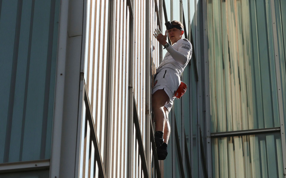 Ισπανία: Πρόστιμο σε ριψοκίνδυνο Βρετανό που σκαρφάλωσε σε ουρανοξύστη-2