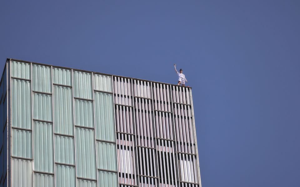 Ισπανία: Πρόστιμο σε ριψοκίνδυνο Βρετανό που σκαρφάλωσε σε ουρανοξύστη-4