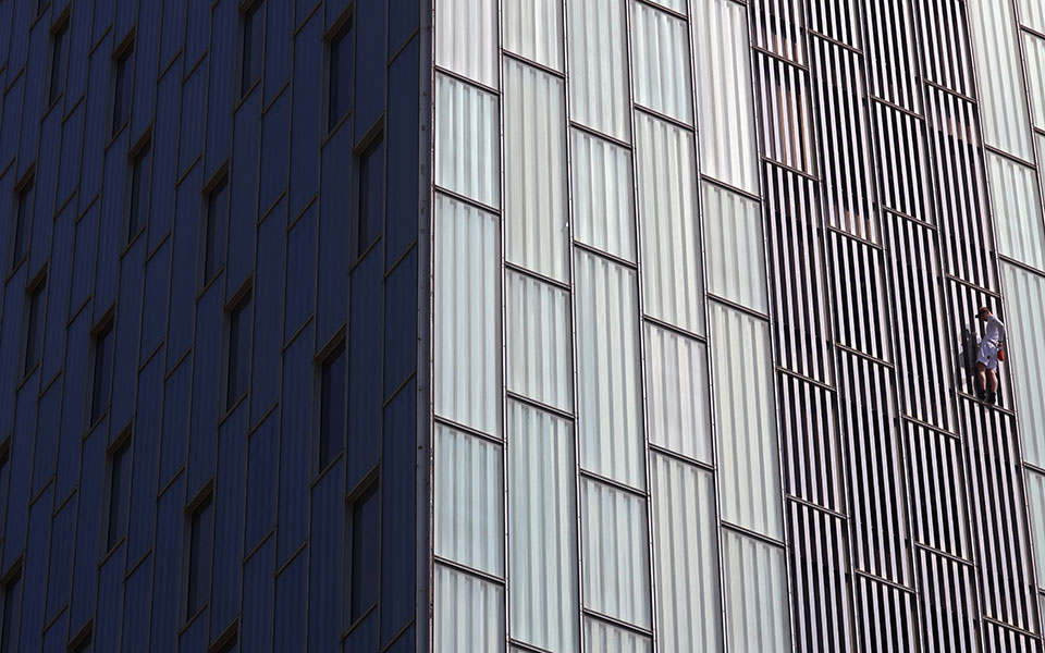 Ισπανία: Πρόστιμο σε ριψοκίνδυνο Βρετανό που σκαρφάλωσε σε ουρανοξύστη-1