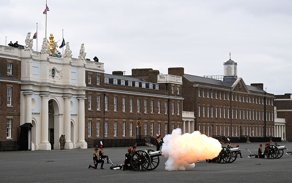 βρετανία-τιμητικές-βολές-στη-μνήμη-το-561326275