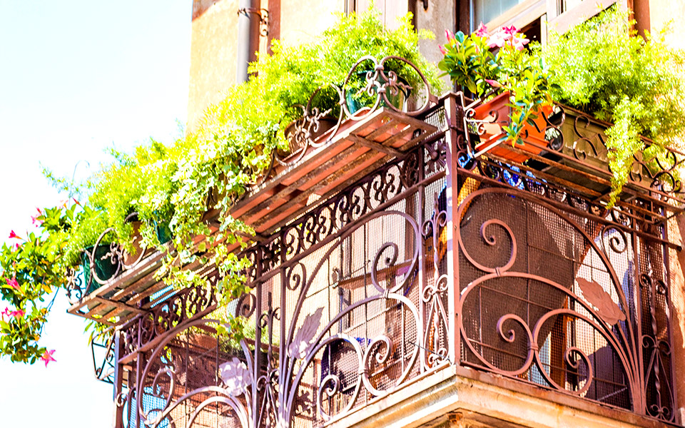 4-μοντέρνες-λύσεις-για-τα-κάγκελα-του-μπ-561320494