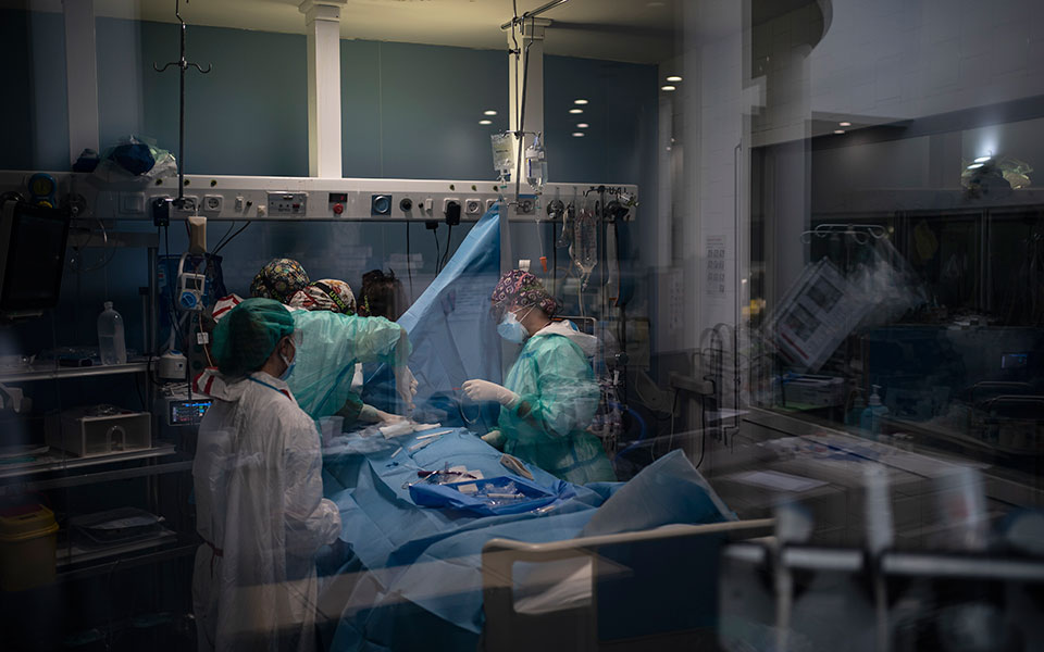 κορωνοϊός-3-089-κρούσματα-809-διασωληνωμένο-561330736