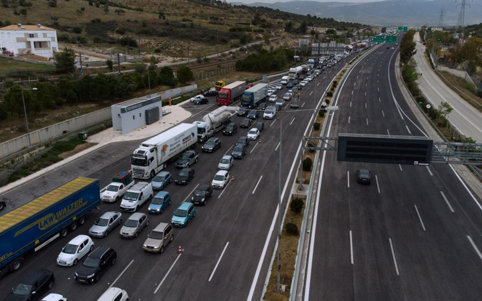 Πάσχα: Ουρές χιλιομέτρων στα διόδια λόγω ελέγχων – Πάνω από 200 αναστροφές-1