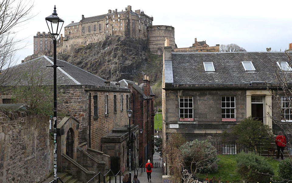 βρετανία-ανοίγει-ξανά-το-κάστρο-του-εδ-561349426