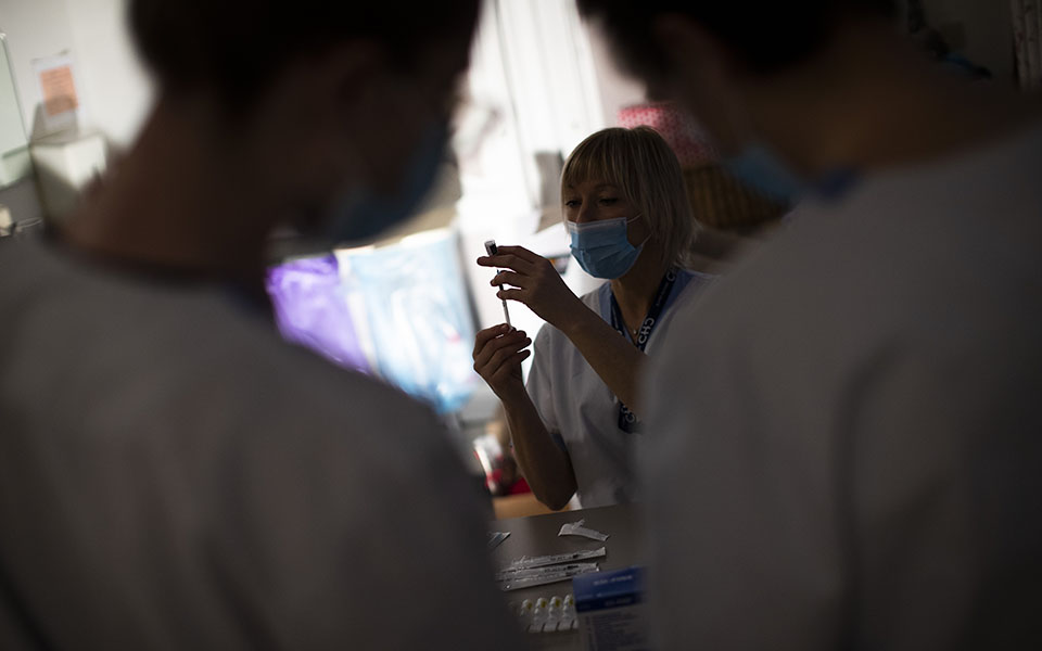 κορωνοϊός-μία-δόση-εμβολίου-astrazeneca-ή-pfizer-μειώ-561340951