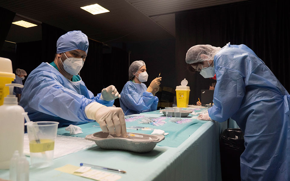 ρεκόρ-ημερήσιων-εμβολιασμών-με-53-000-δόσε-561319309