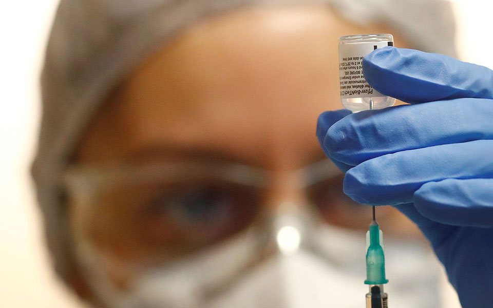 εμβολιασμοί-αρχίζουν-τη-μεγάλη-τετάρ-561339796