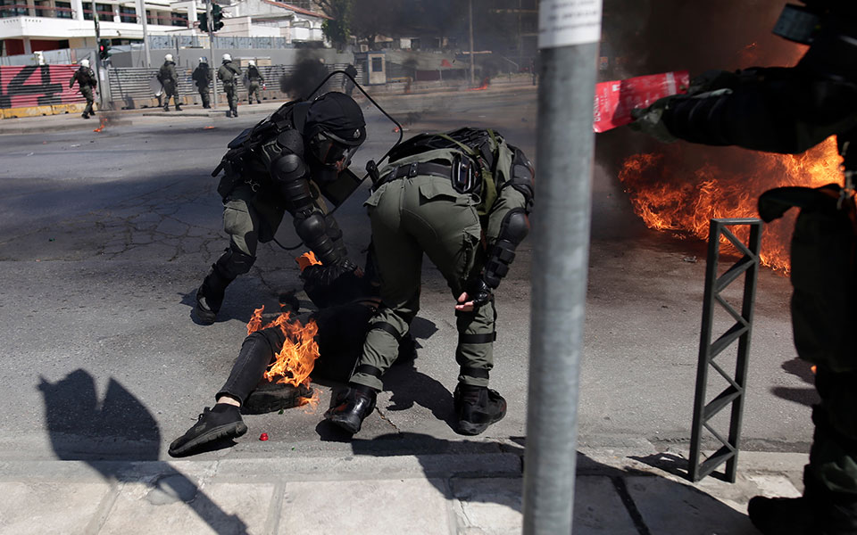 επεισόδια-στη-θεσσαλονίκη-διαδηλωτή-561332173