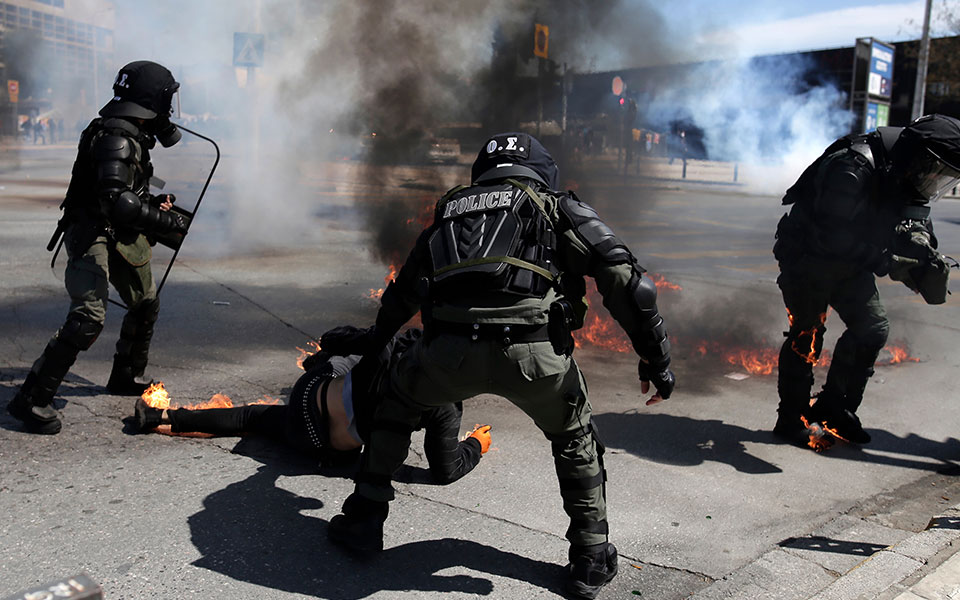 Επεισόδια στη Θεσσαλονίκη: Διαδηλωτής στις φλόγες από μολότοφ (βίντεο)-2