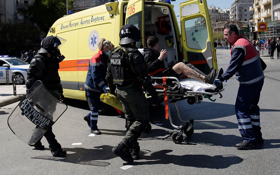 Επεισόδια στη Θεσσαλονίκη: Διαδηλωτής στις φλόγες από μολότοφ (βίντεο)-5