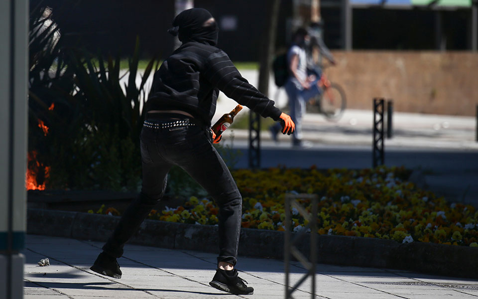 Επεισόδια στη Θεσσαλονίκη: Διαδηλωτής στις φλόγες από μολότοφ (βίντεο)-1