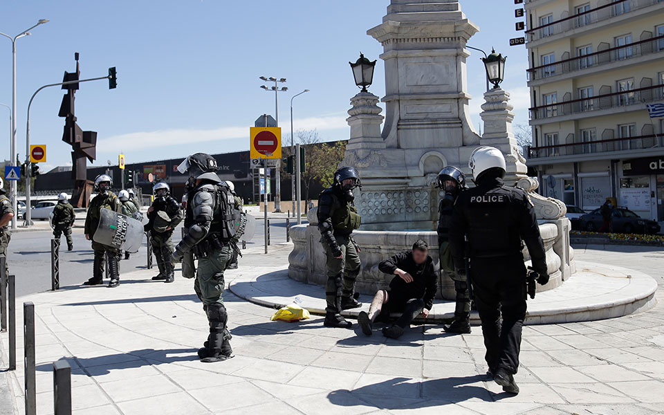 Επεισόδια στη Θεσσαλονίκη: Διαδηλωτής στις φλόγες από μολότοφ (βίντεο)-4