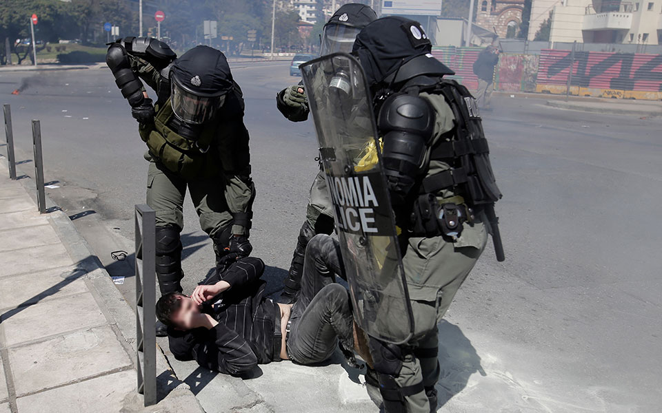 Επεισόδια στη Θεσσαλονίκη: Διαδηλωτής στις φλόγες από μολότοφ (βίντεο)-3