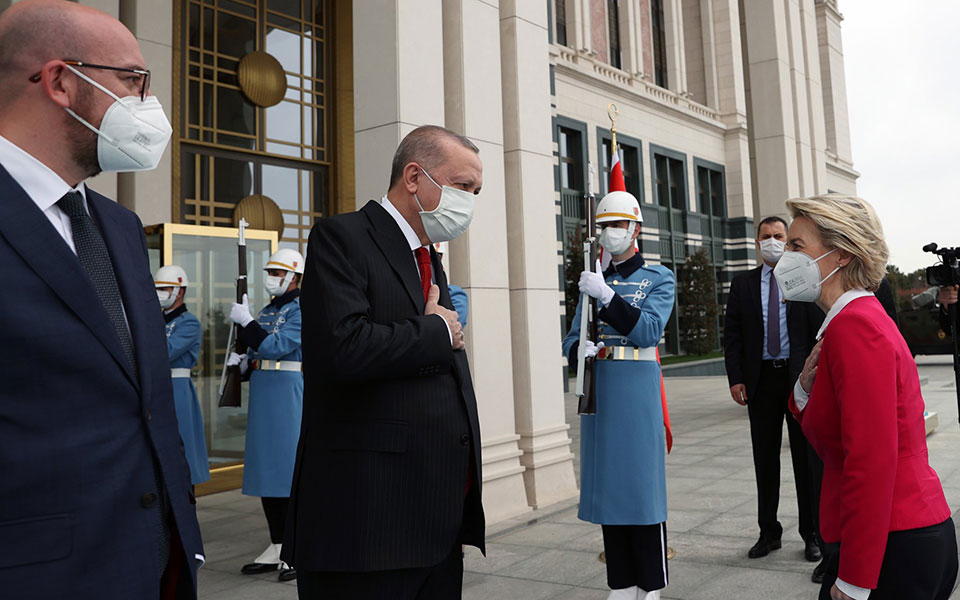 φον-ντερ-λάιεν-και-μισέλ-στον-ερντογάν-561320428