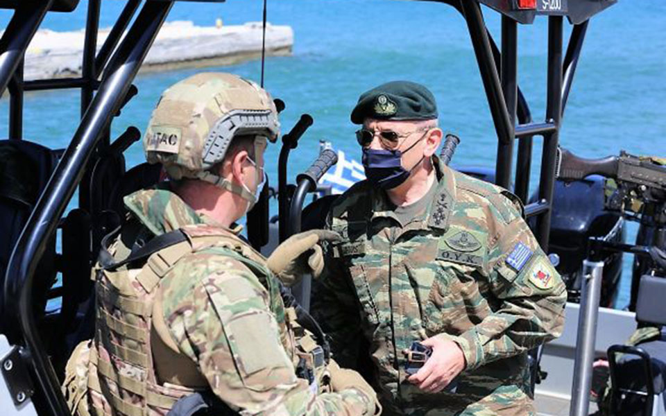 σε-φυλάκια-και-μονάδες-των-ενόπλων-δυν-561322603