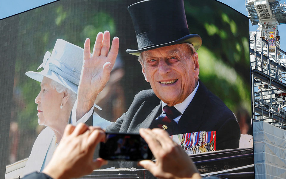 Η βασίλισσα Ελισάβετ αποχαιρέτησε τον πρίγκιπά της-16