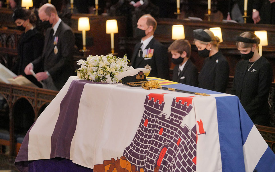 Η βασίλισσα Ελισάβετ αποχαιρέτησε τον πρίγκιπά της-6