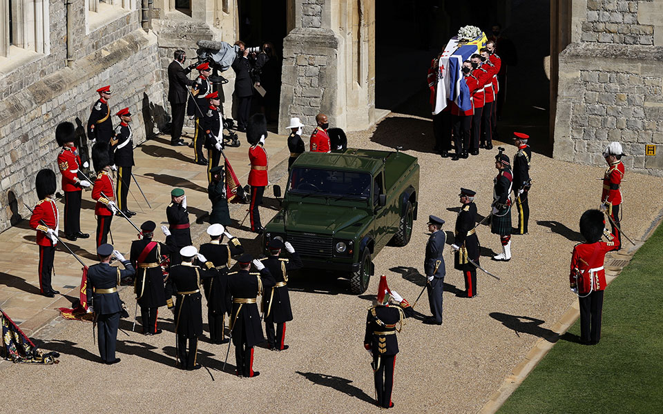 Η βασίλισσα Ελισάβετ αποχαιρέτησε τον πρίγκιπά της-12