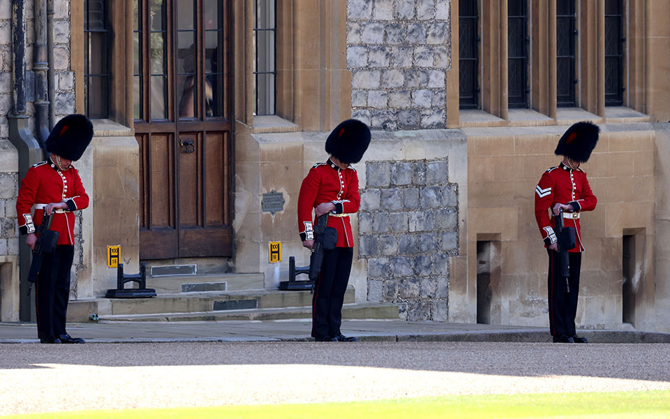 Η βασίλισσα Ελισάβετ αποχαιρέτησε τον πρίγκιπά της-15