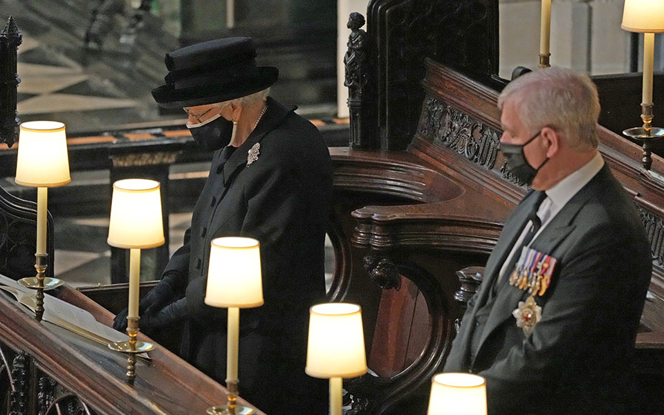 Η βασίλισσα Ελισάβετ αποχαιρέτησε τον πρίγκιπά της-3