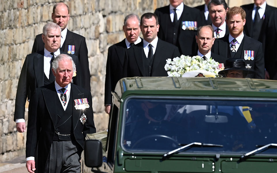 Η βασίλισσα Ελισάβετ αποχαιρέτησε τον πρίγκιπά της-11