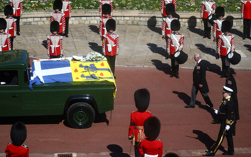 Η βασίλισσα Ελισάβετ αποχαιρέτησε τον πρίγκιπά της-2