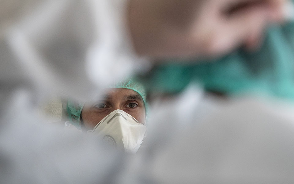 κορωνοϊός-και-οι-υγιείς-νοσούν-σοβαρά-561335470