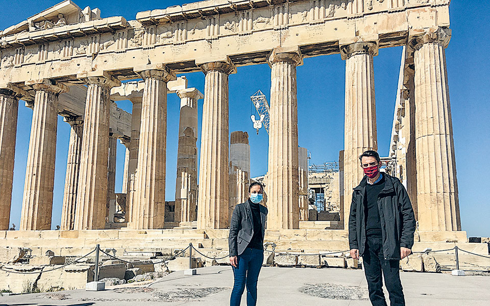περπατώντας-στις-νέες-διαδρομές-της-α-561328927