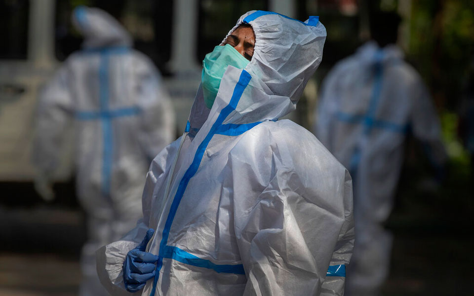 Ινδία: Αυτοσχέδια κρεματόρια για τα θύματα του κορωνοϊού – Ξεπέρασαν τους 200.000 οι θάνατοι-5