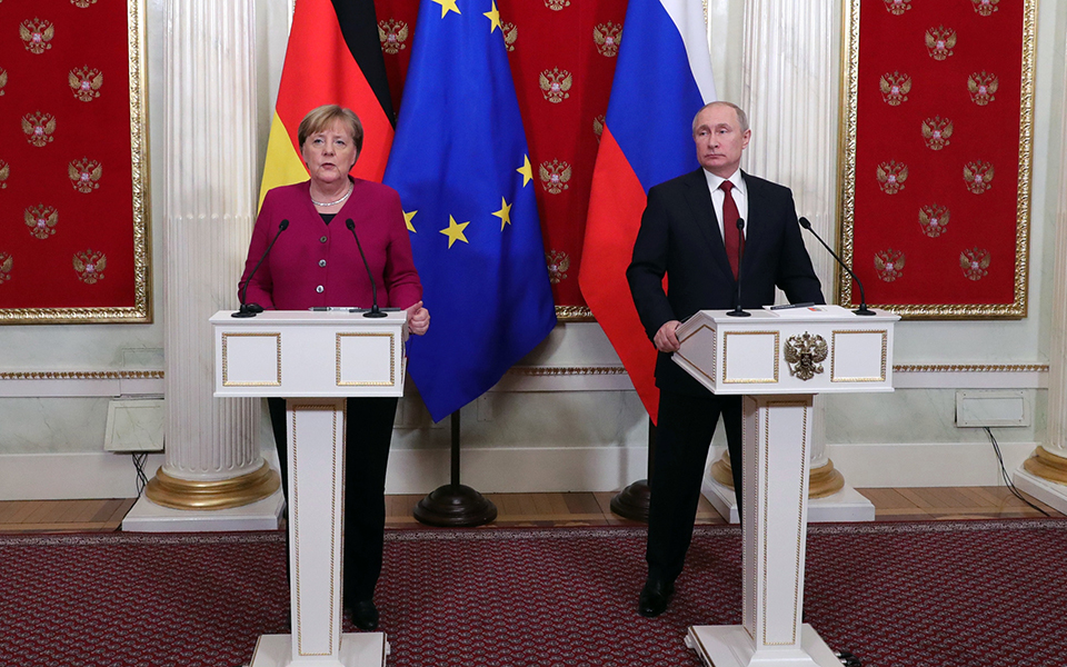 μέρκελ-ζητεί-από-τον-πούτιν-να-αποσύρε-561323518