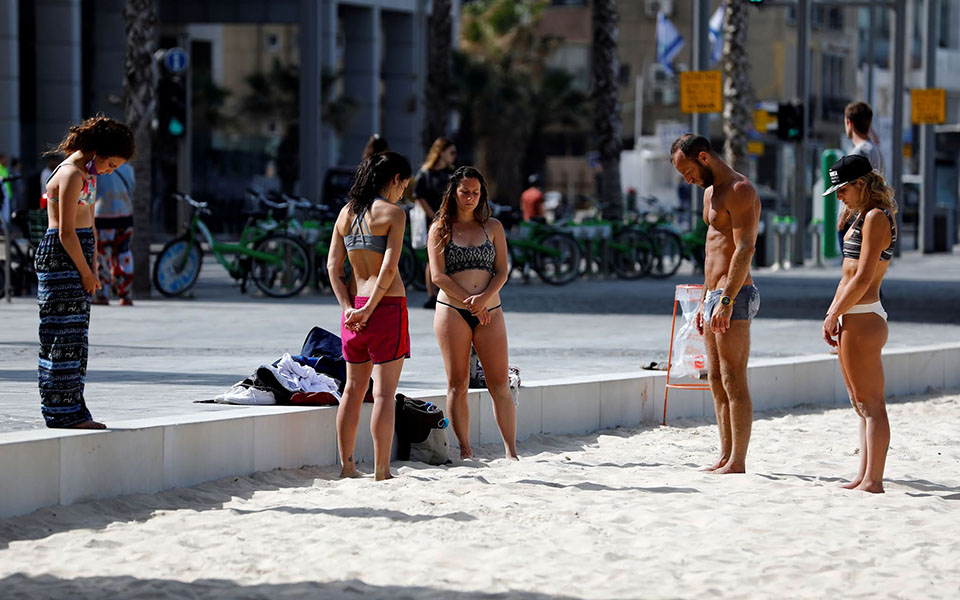 Ισραήλ: «Πάγωσε» ο χρόνος εις μνήμην των θυμάτων του Ολοκαυτώματος (εικόνες)-1