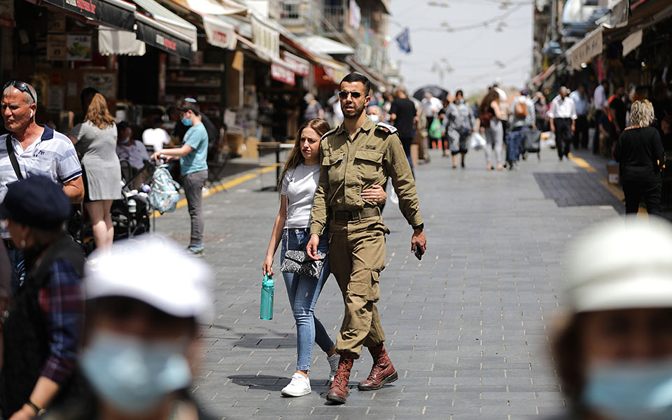 Πέταξαν τις μάσκες οι Ισραηλινοί – Τα σχολεία υποδέχονται ξανά μαθητές (Εικόνες)-1